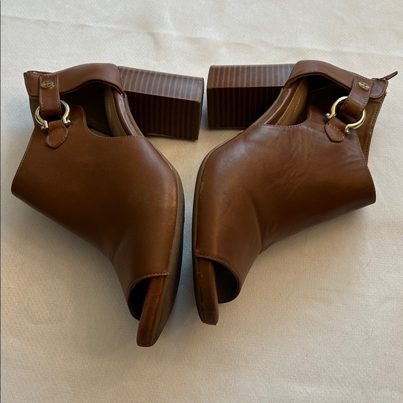 Women’s Leather Block Heel Peep Toe Shoe
little faded on the side of both shoes - Picture 8 of 8
